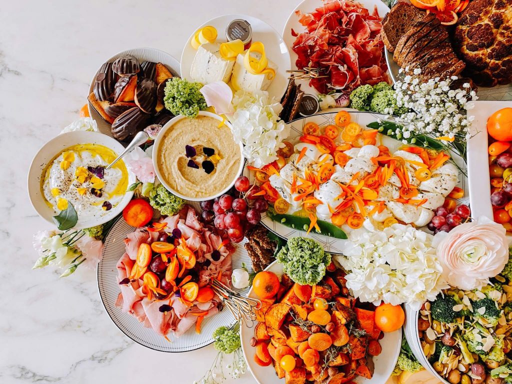 assortiment de légumes et de fruits pour un buffet haut de gamme