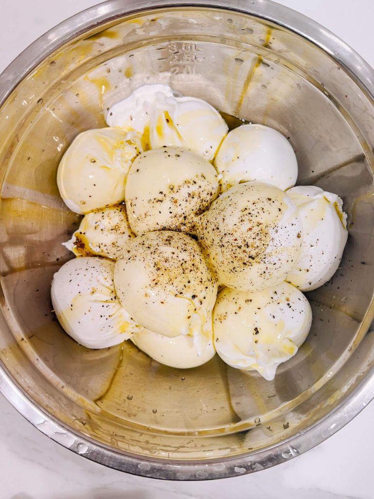 Un bol de burrata à l'huile et au poivre