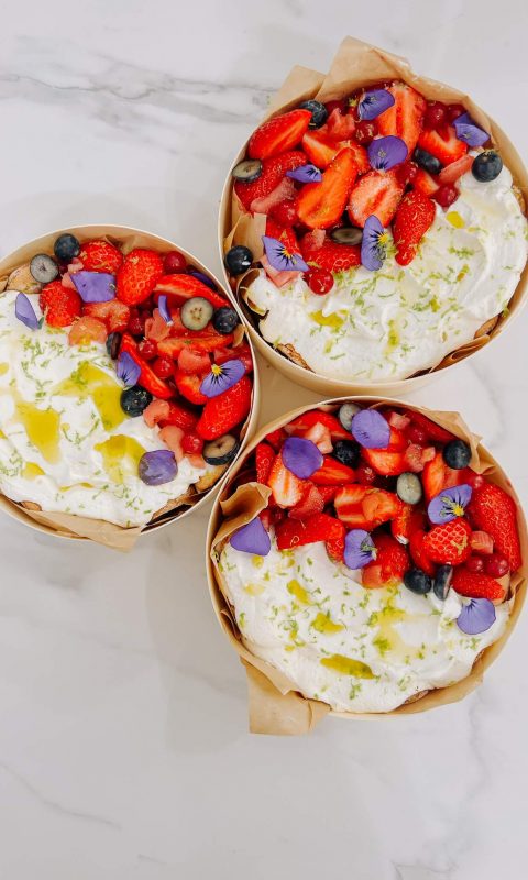 Plusieurs mini Tableaux Paris aux fruits rouges et à la crème